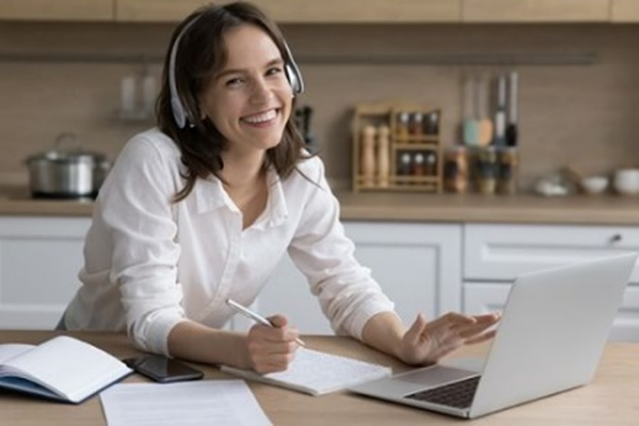 femme qui passe un teste de langue